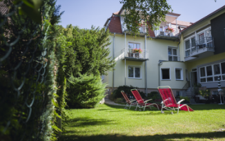 Blick von der Liegewiese im Garten auf das Hotel Alexa Bad Mergentheim